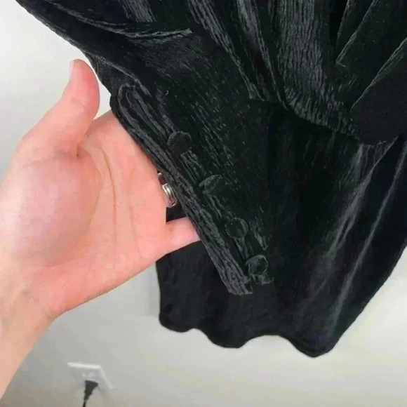 h:ours Black Velvet Deep V Neckline Long Sleeve Mini Dress - Picture 5 of 8